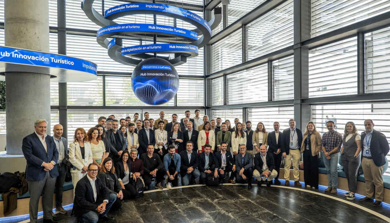 Adrián García Nevado, director de empresas de Telefónica España, junto a representantes de las empresas que forman el Hub de Innovación Turística