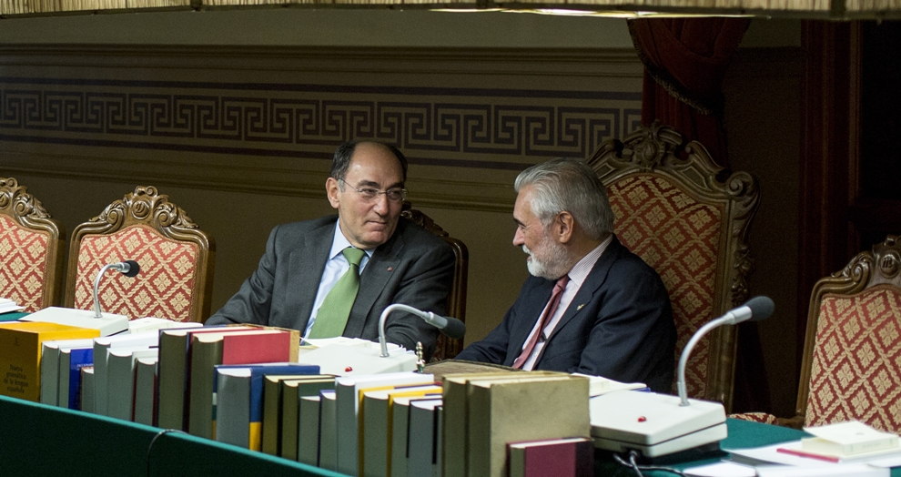 Momento de la firma del presidente de Iberdrola, Ignacio Galán, ante el máximo responsable de la RAE. 