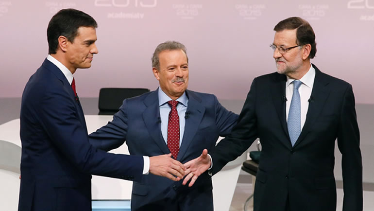 Pedro Sánchez y Mariano Rajoy se saludan antes del debate televisado del año 2016. 