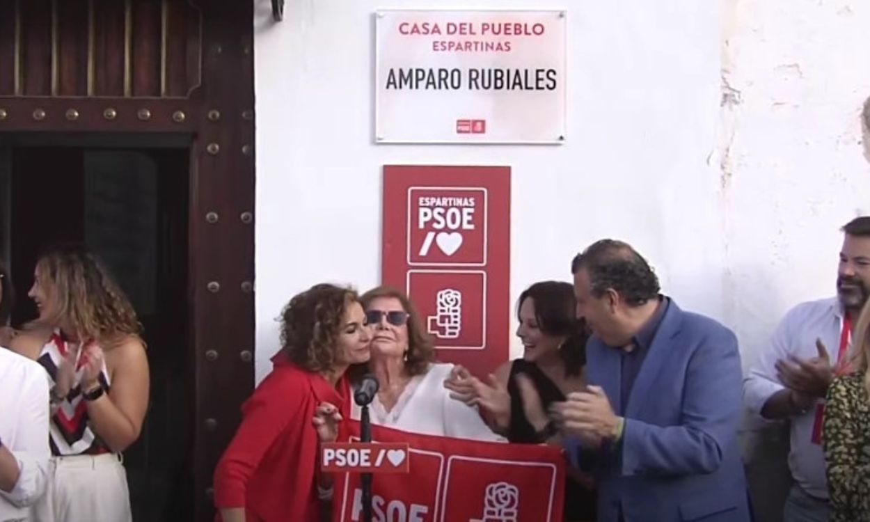Acto de denominación de la Casa del Pueblo del PSOE de Espartinas con el nombre de Amparo Rubiales, con la asistencia, entre otros, de la vicesecretaria general del PSOE, María Jesús Montero, y el