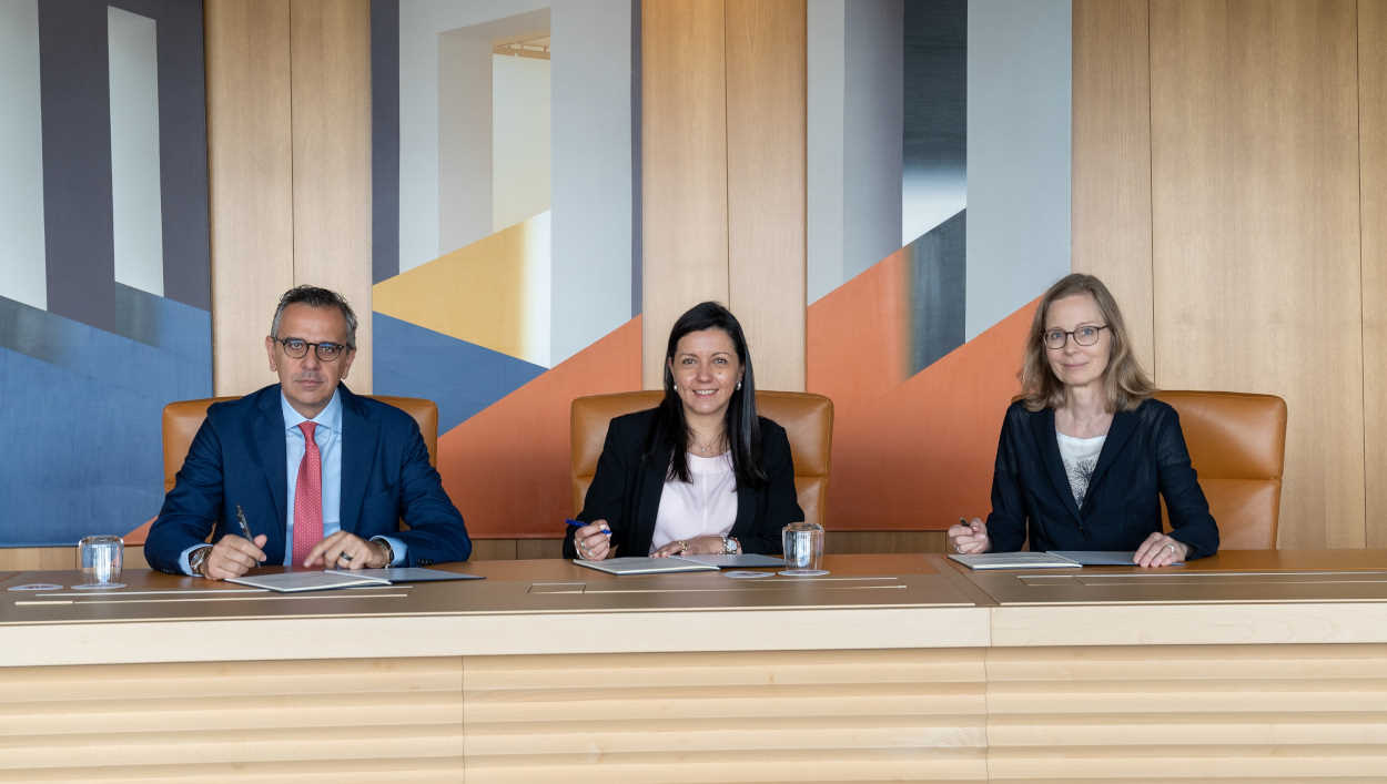 Foto de familia durante la firma del acuerdo entre el Banco Santander y el BEI