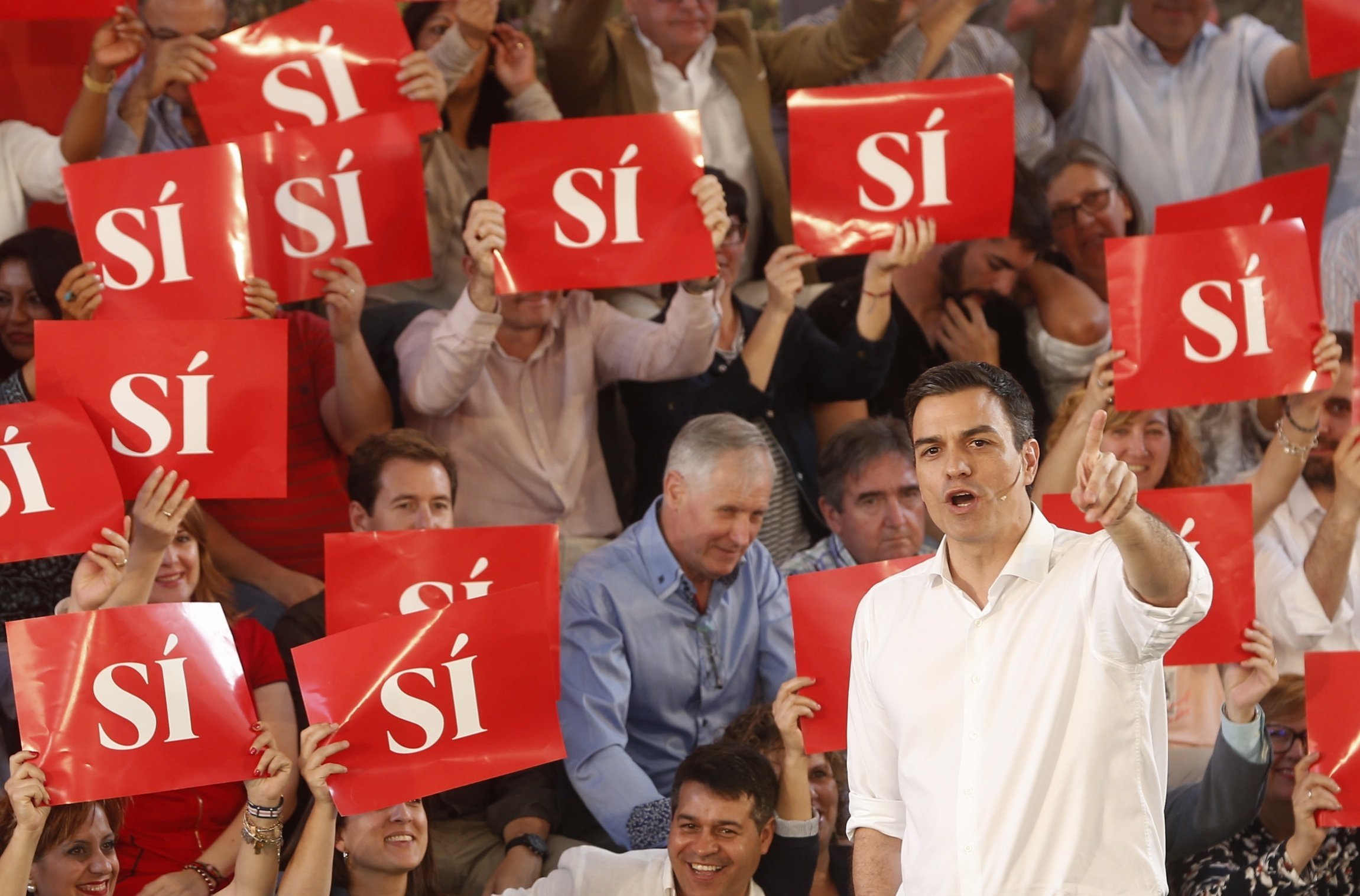 El secretario general del PSOE y candidato a la Presidencia del Gobierno, Pedro Sánchez, durante su intervención en acto preelectoral del partido en la localidad valenciana de Burjassot. 