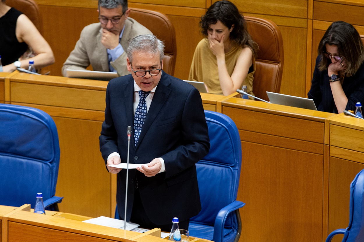 Imagen del conselleiro de Sanidade, Antonio Gómez Caamaño, durante una intervención en el Parlamento autonómico (Foto: Europa Press).