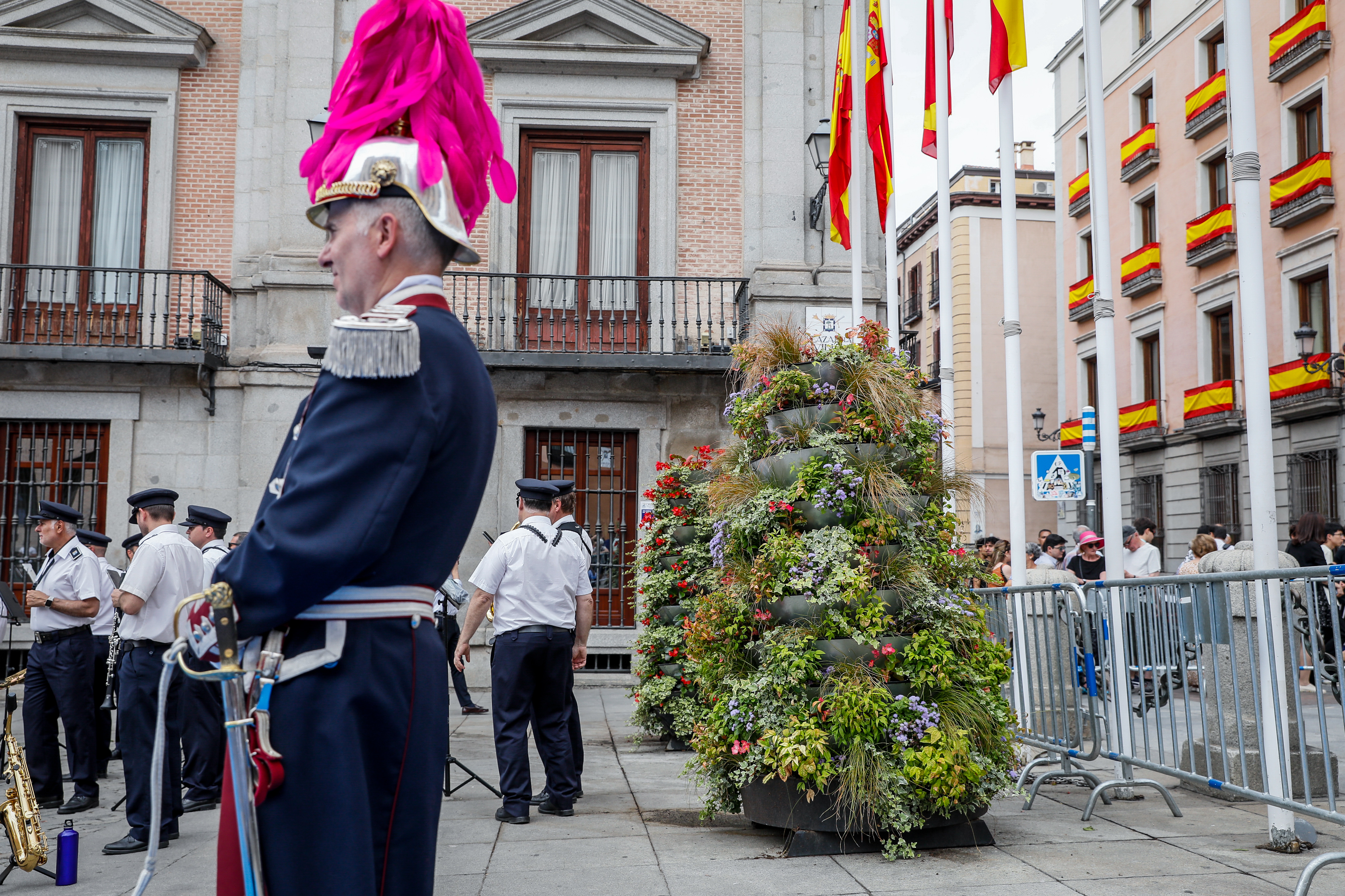 La Plaza de la Villa, sede histórica del Ayuntamiento, ha sido el escenario en el que Almeida ha leído el bando que pide a los madrileños mostrar su "cariño" a Felipe VI. La Plaza de la Villa, sede histórica del Ayuntamiento, ha sido el escenario en el que Almeida ha leído el bando que pide a los madrileños mostrar su "cariño" a Felipe VI.