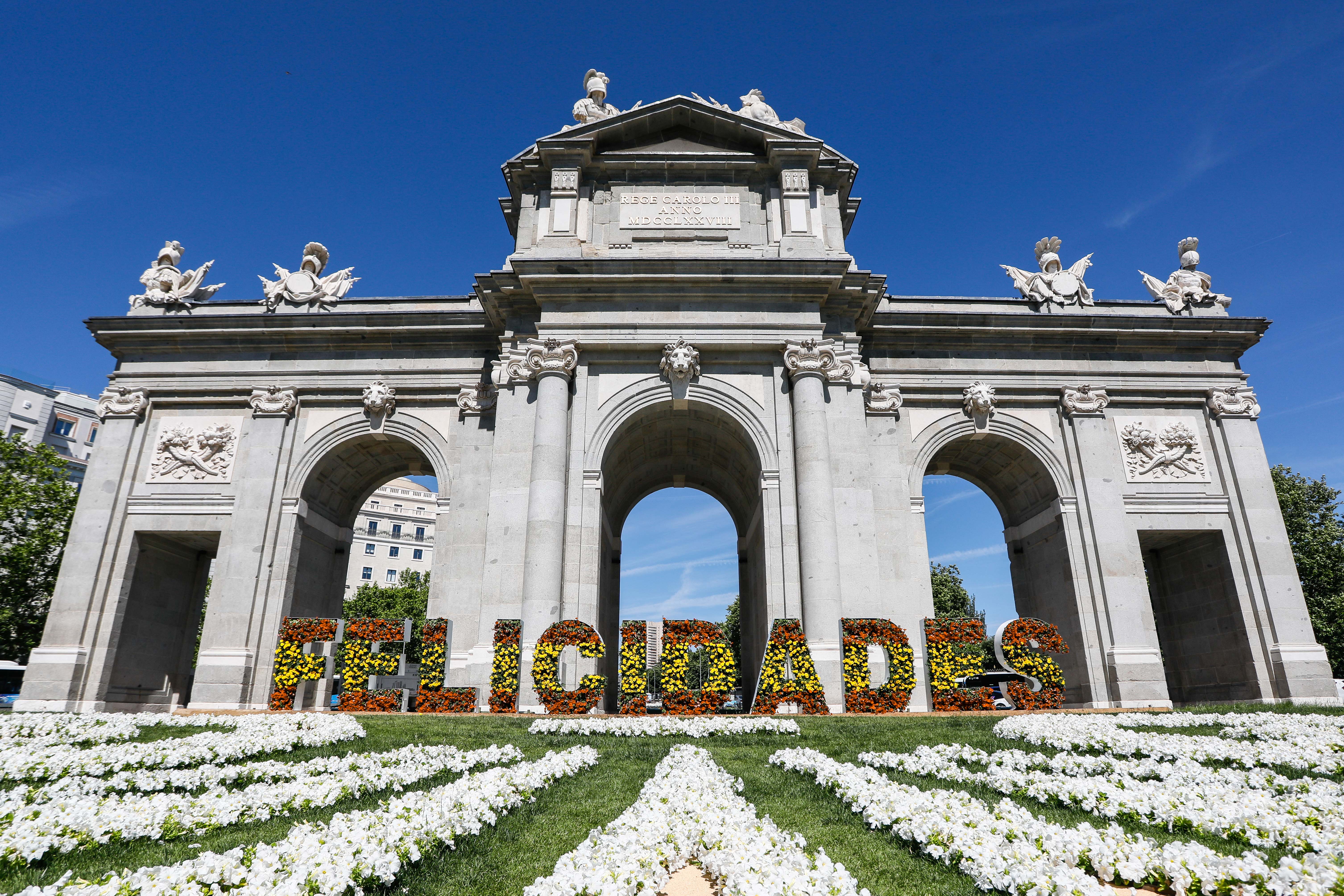 Una enorme y florido letrero felicita a Felipe VI en la Puerta de Alcalá por el 10º Aniversario de su proclamación. MADRID Una enorme y florido letrero felicita a Felipe VI en la Puerta de Alcalá por el 10º Aniversario de su proclamación. MADRID