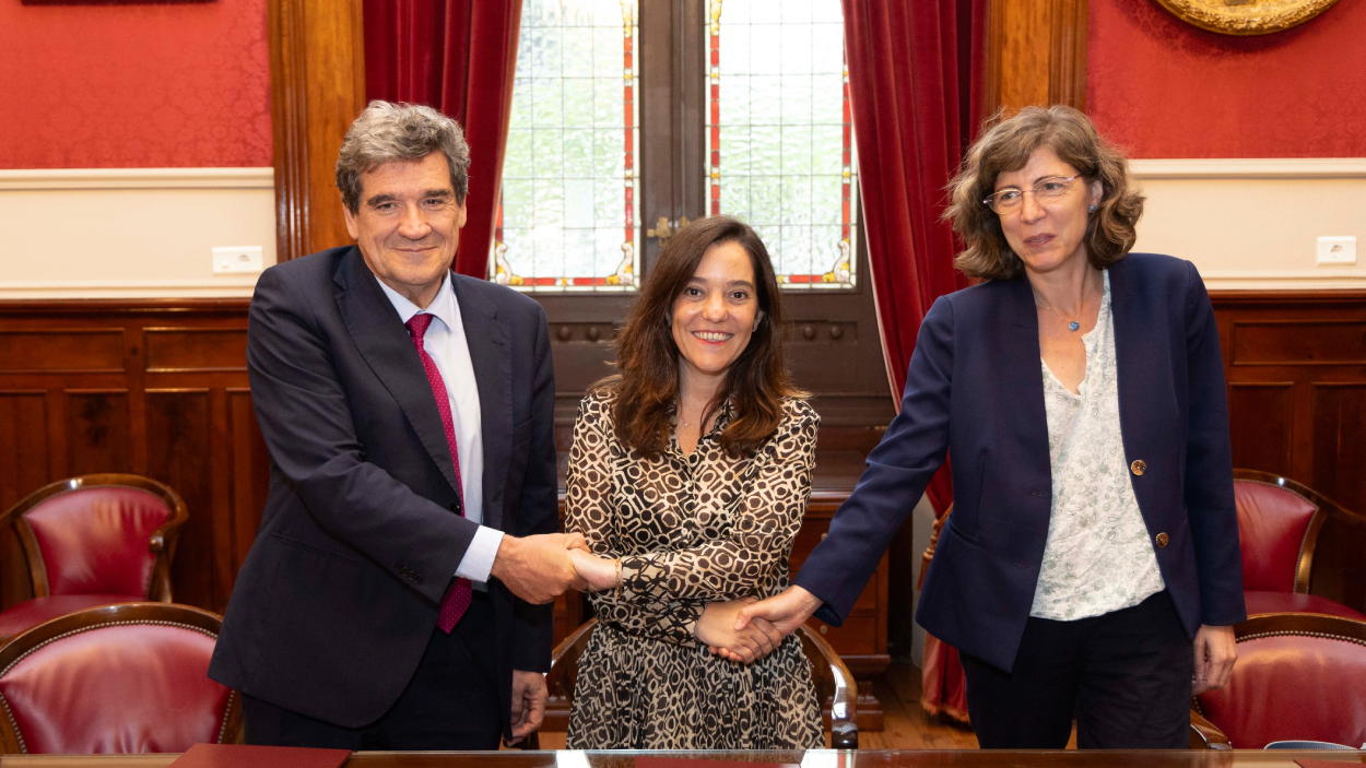 El ministro para la Transformación Digital, José Luis Escrivá; la alcaldesa de A Coruña, Inés Rey, y la, secretaria de Estado de Digitalización, Mayte Ledo, firman el convenio para la cesión de la sede de la AESIA. EP