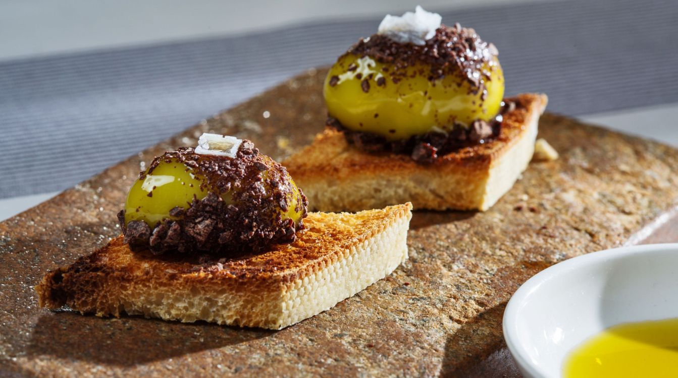 El aceite de oliva virgen extra está en el centro de la gastronomía de Jaén