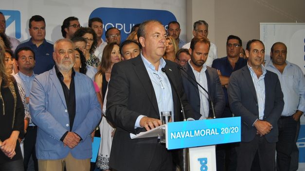 Rafael Mateos, investigado por la Fiscalía de Cáceres por supuestamente falseo de cuentas, a la izquierda, tras José Antonio Monago, en un acto del PP. Foto PP