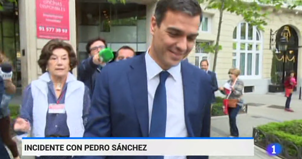 Indicente con Pedro Sánchez..., resaltado en los mismos telediarios en los que se ocultaron los gritos contra Rajoy en Valencia. Captura imágen TVE