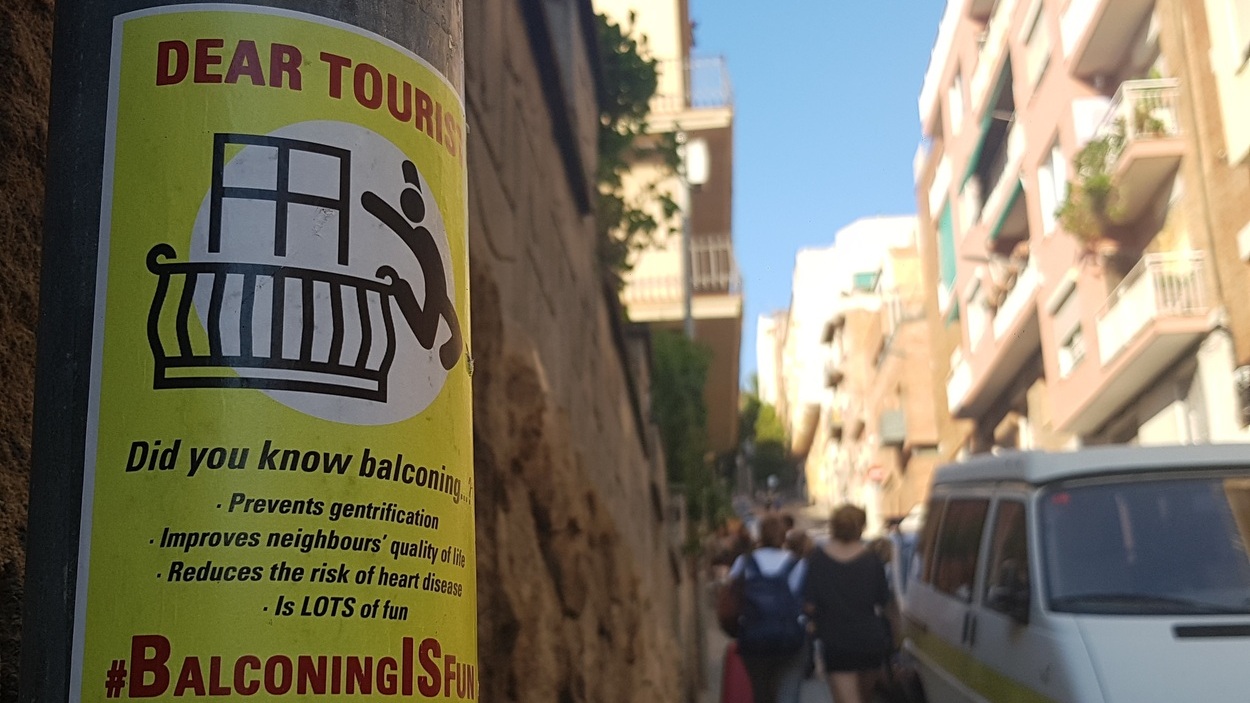 Cartel que incita al balconing en Barcelona. Europa Press