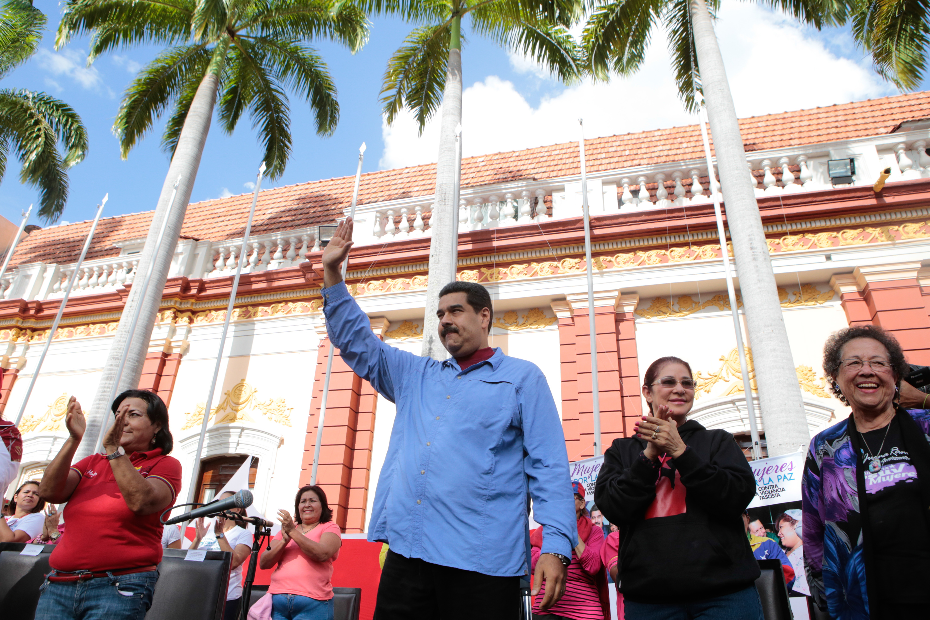 Fotografia cedida por Prensa de Miraflores del presidente de Venezuela, Nicolás Maduro (c), durante un acto de Gobierno hoy, martes 24 de mayo de 2016, en Caracas (Venezuela).