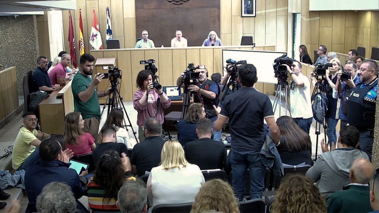 Desalojo del Pleno del Ayuntamiento de Villaquilambre (León). EP.