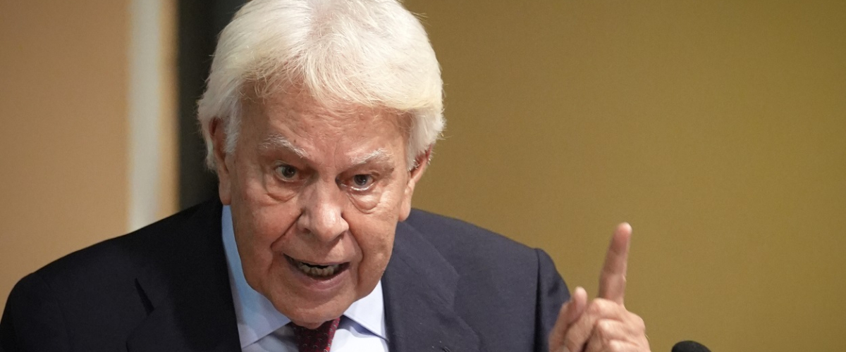 El rey Felipe VI concede el Toisón de Oro a Felipe González, Miquel Roca y Miguel Herrero por su papel clave en la Transición