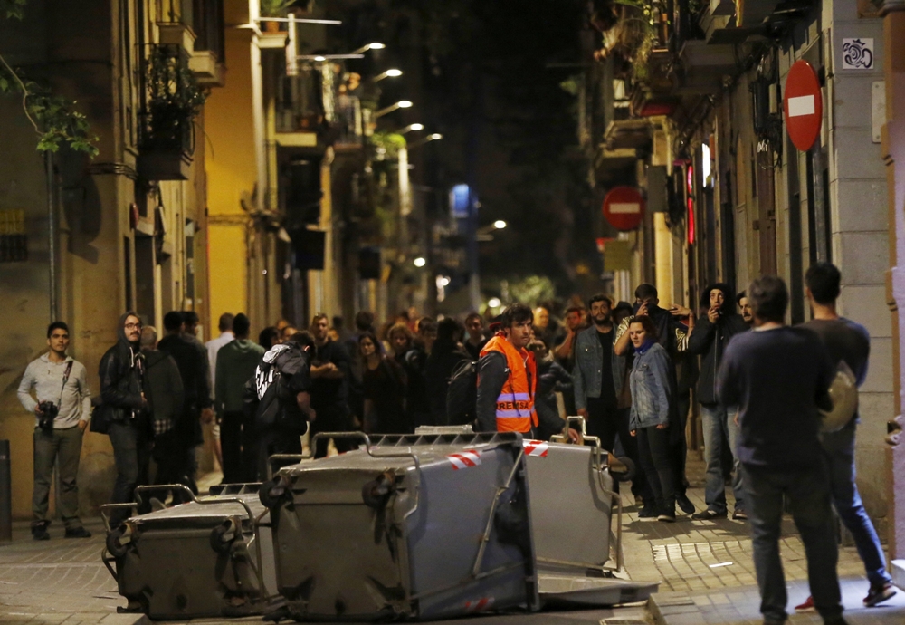 Un grupo de jóvenes bloquea una calle del barrio barcelonés de Gràcia esta semana. 