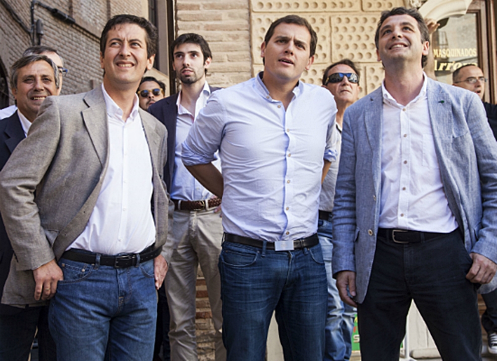 Antonio López (detrás), Albert Rivera y Esteban Paños durante una visita a Toledo. 