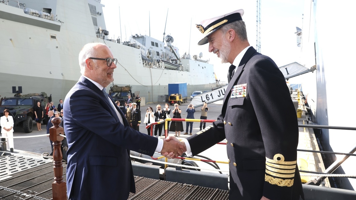 Felipe VI saluda a Alar Karis, presidente de Estonia, antes de subir al 'Juan Carlos I'. CASA DE S.M. EL REY