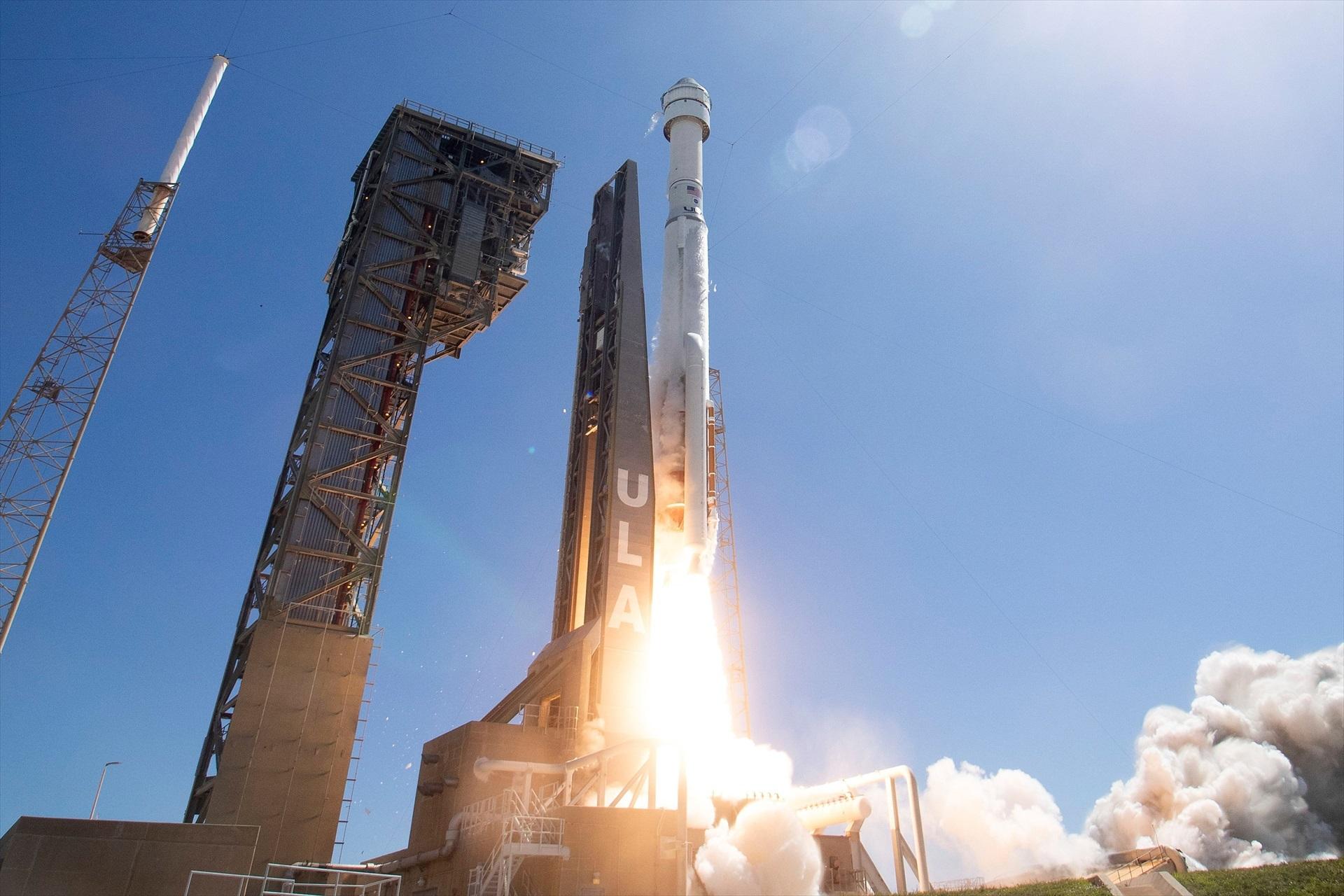 La nave espacial Boeing CST-100 Starliner, en la cima del cohete ULA Atlas V, despega desde el Complejo de Lanzamiento Espacial 41 en el Centro Espacial Kennedy.