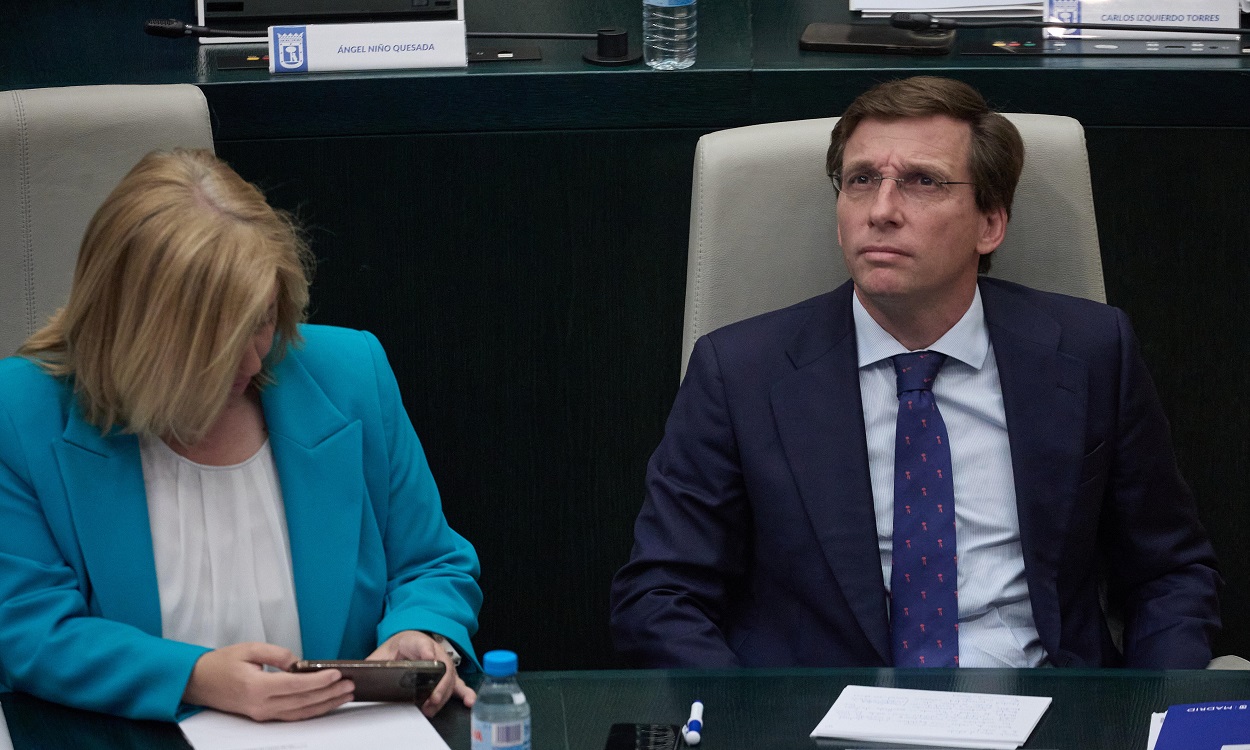 José Luis Martínez Almeida e Inmaculada Sanz en el Pleno del Palacio de Cibeles. EP