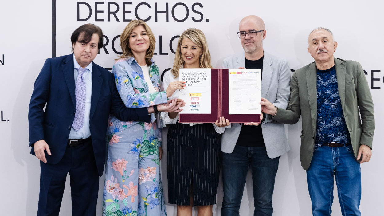 Díaz y los agentes sociales firman un acuerdo por la igualdad de las personas LGTBI en el trabajo. EP