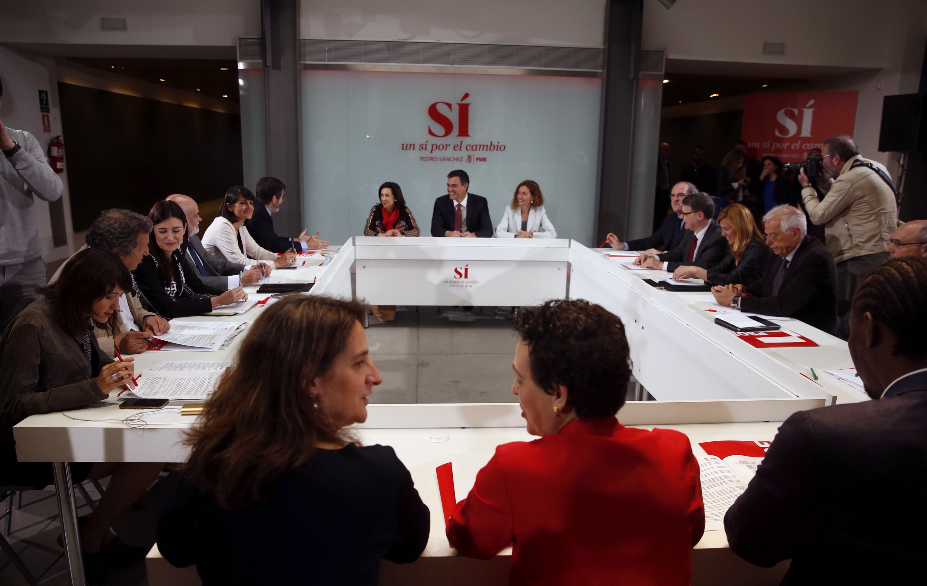 El secretario general del PSOE y candidato socialista a la Presidencia del Gobierno, Pedro Sánchez (c), acompañado por la número dos del partido por Madrid, Margarita Robles (i).