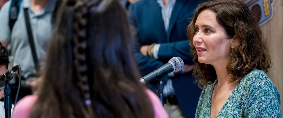 El Gobierno de Ayuso nombra directora de un colegio de Rivas a una concejala del PP en plena oleada con las banderas palestinas