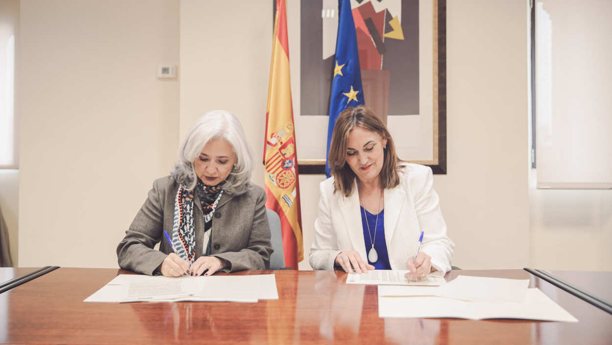 María Eugenia Coronado, directora general de Fundación Naturgy, y Clara Sanz, secretaria general de Formación Profesional del Ministerio de Educación, Formación Profesional y Deportes, durante la firma del acuerdo