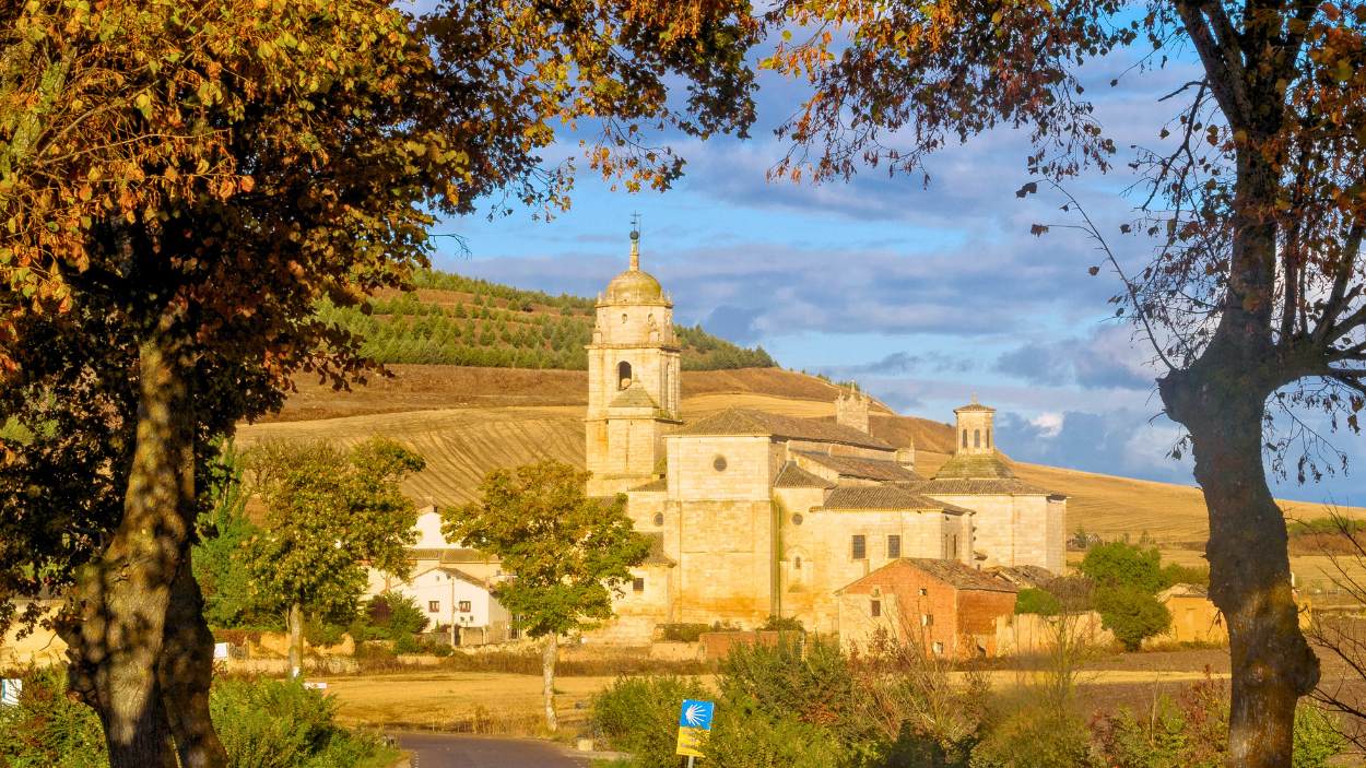 Castrojeriz, el pueblo medieval de Burgos donde mataron a una "infanta Leonor" y que es uno de los más bonitos de España