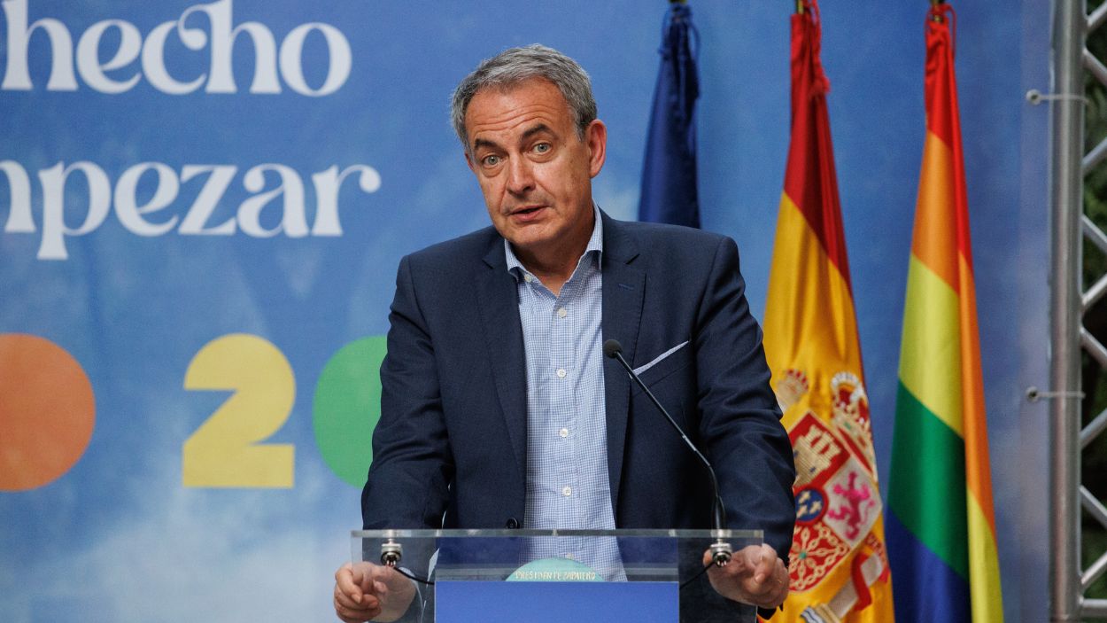 El expresidente del Gobierno, José Luis Rodríguez Zapatero, interviene durante el acto de entrega de los Reconocimientos Arcoíris, en el Real Jardín Botánico de Madrid, a 27 de junio de 2023, en M