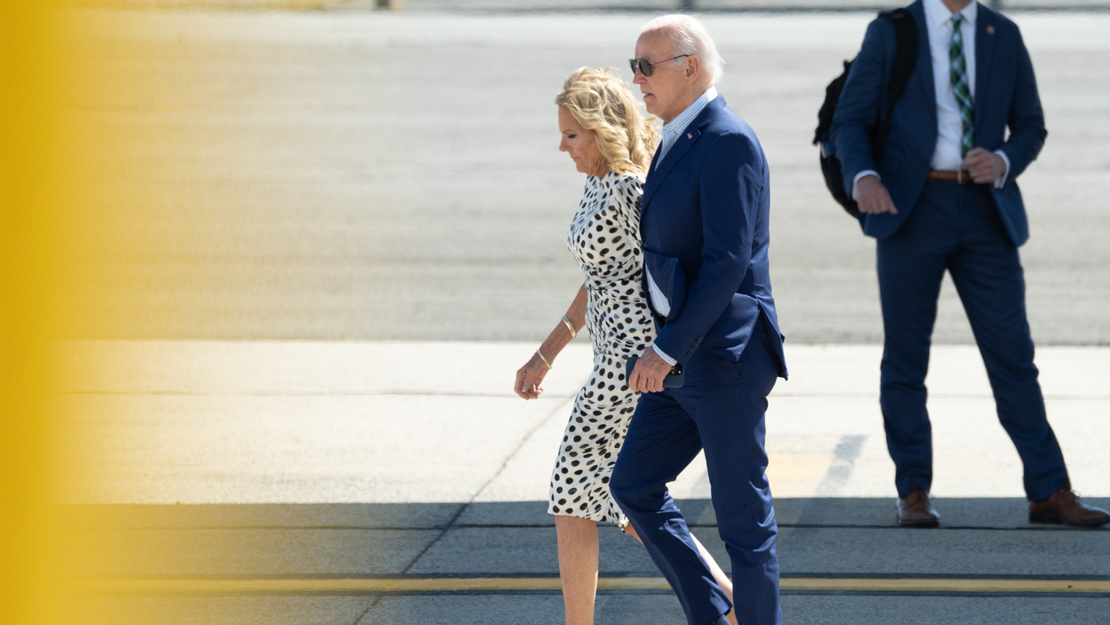 Los votantes demócratas, pendientes de si Jill Biden convence a su marido de no presentarse. EP