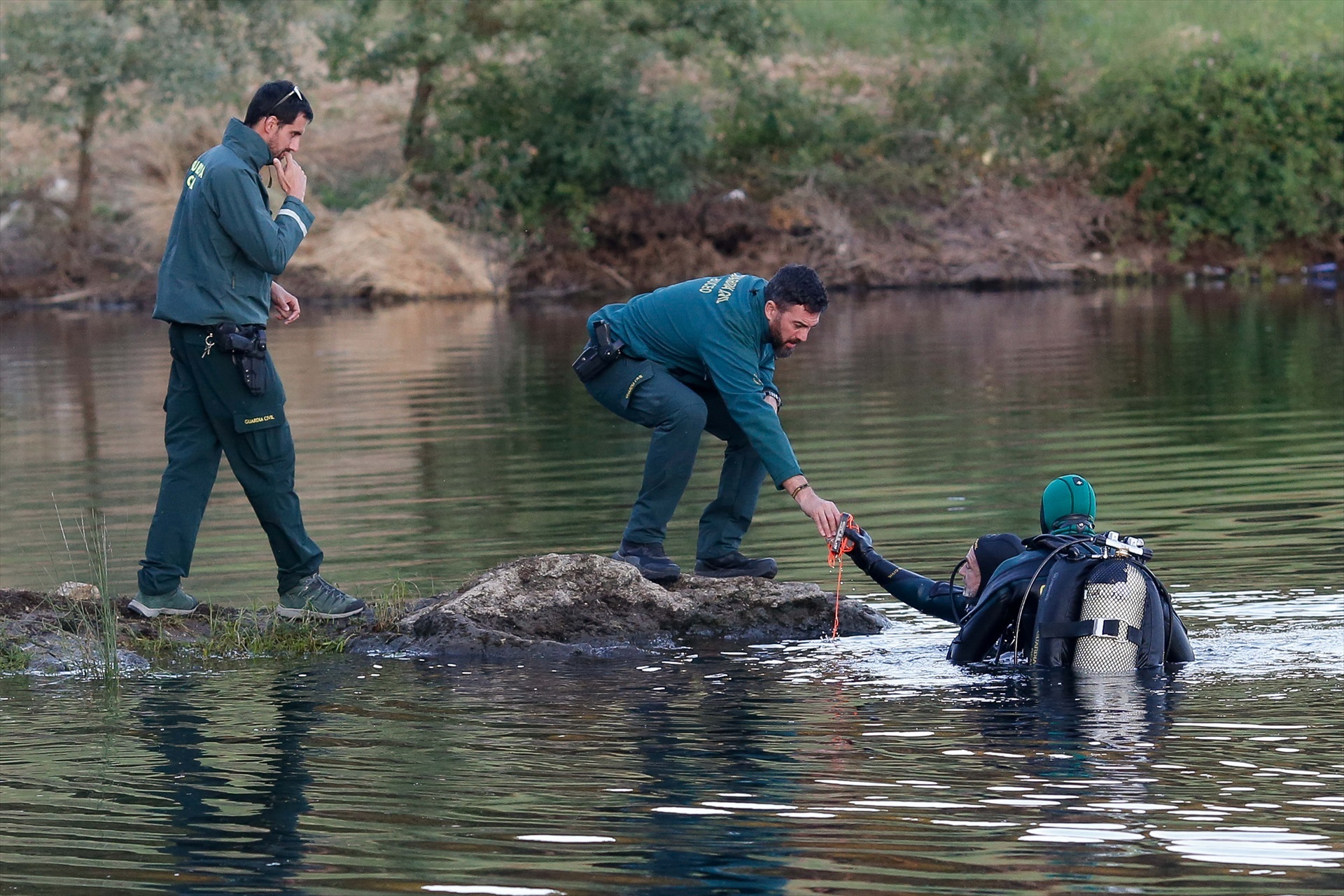 Varios efectivos de la Guardia Civil durante la búsqueda de un joven pescador y un bañista desaparecidos en diferentes puntos de embalse de Belesar, a 2 de julio de 2024, en O Páramo, Lugo, Galicia (España).
