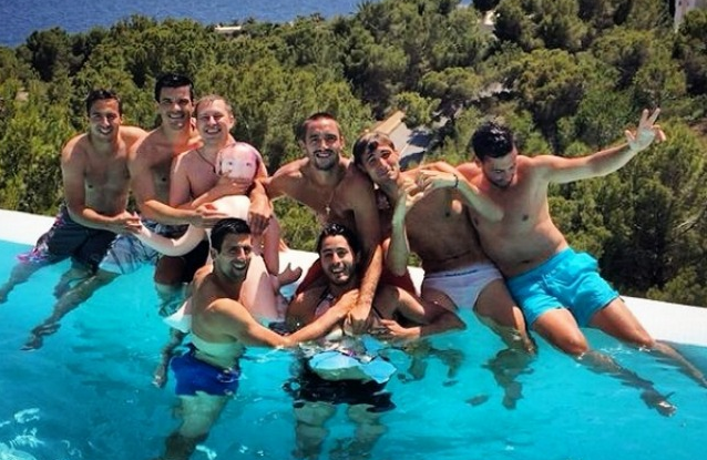 Djokovic no podría ahora organizar su fiesta de despedida de soltero en Mojácar... la muñeca hinchable estaría prohibida