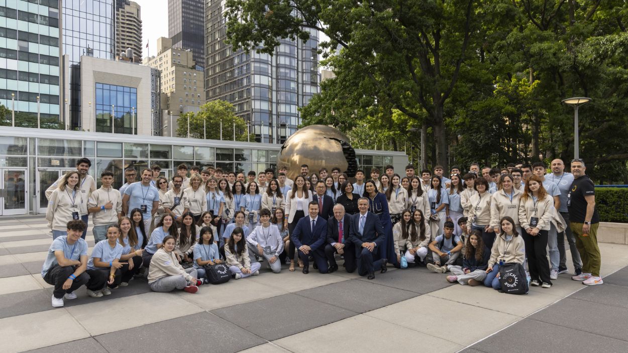 Estudiantes de EduCaixa junto con representantes de la ONU, delante de la sede en Nueva York. © Fundación "la Caixa"