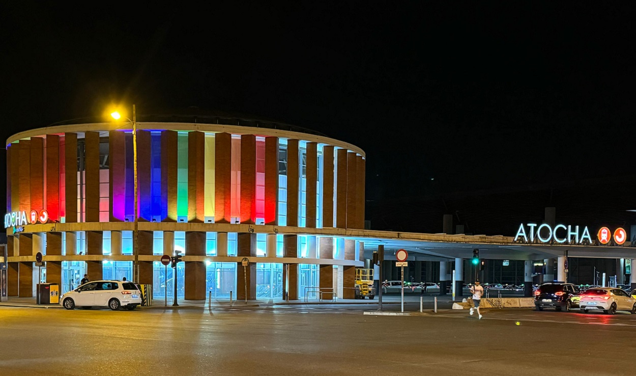 Renfe ilumina con los colores del Orgullo. Renfe