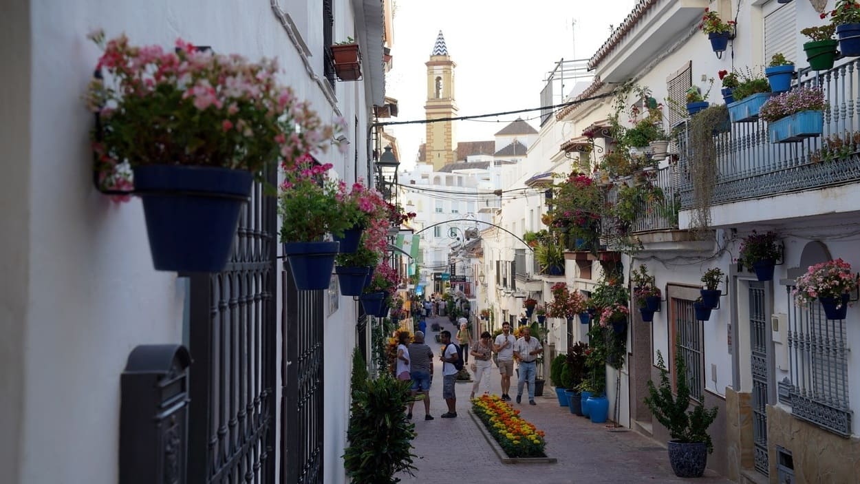 Céntrica calle de Estepona (Málaga). EP. 