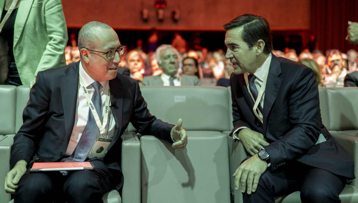El consejero delegado de BBVA, Onur Genç, junto al presidente de la entidad, Carlos Torres. EP