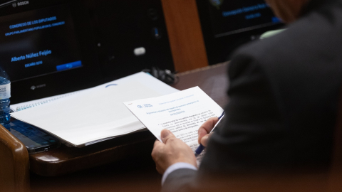 El presidente del Partido Popular, Alberto Núñez Feijóo, durante una sesión plenaria en el Congreso de los Diputados, a 4 de julio de 2024, en Madrid (España).