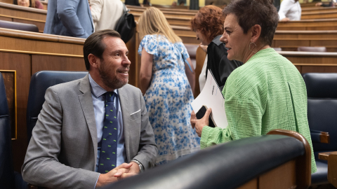 El ministro de Transportes y Movilidad Sostenible, Óscar Puente, y la portavoz de EH Bildu en el Congreso, Mertxe Aizpurua, a su llegada a una sesión plenaria en el Congreso de los Diputados, a 4 de julio de 2024, en Madrid (España). 
