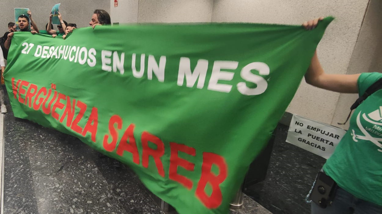 Sindicatos de vivienda plantan cara a Sareb y ocupan la sede del FROB para frenar la ola de desahucios. Fotografía de Plan Sareb.