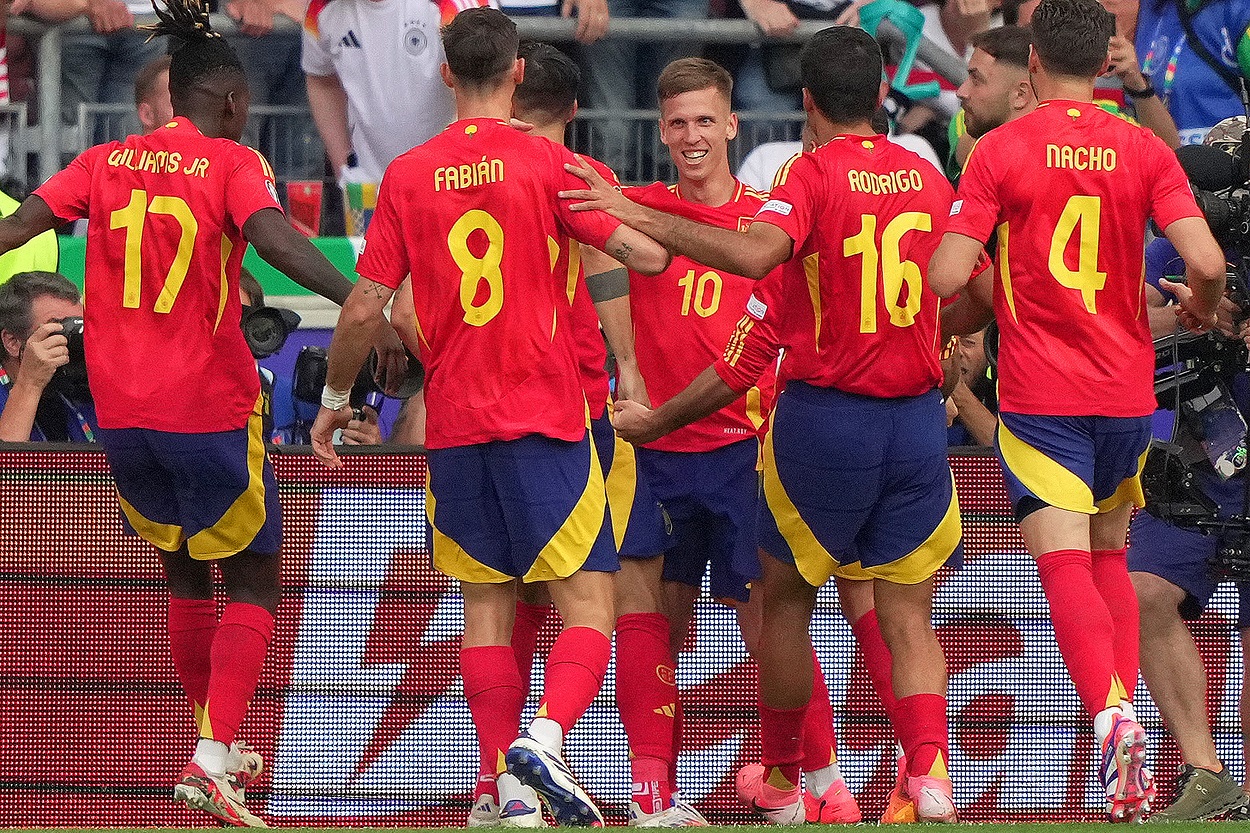 Los jugadores españoles celebrando el tanto de Dani Olmo. EP.