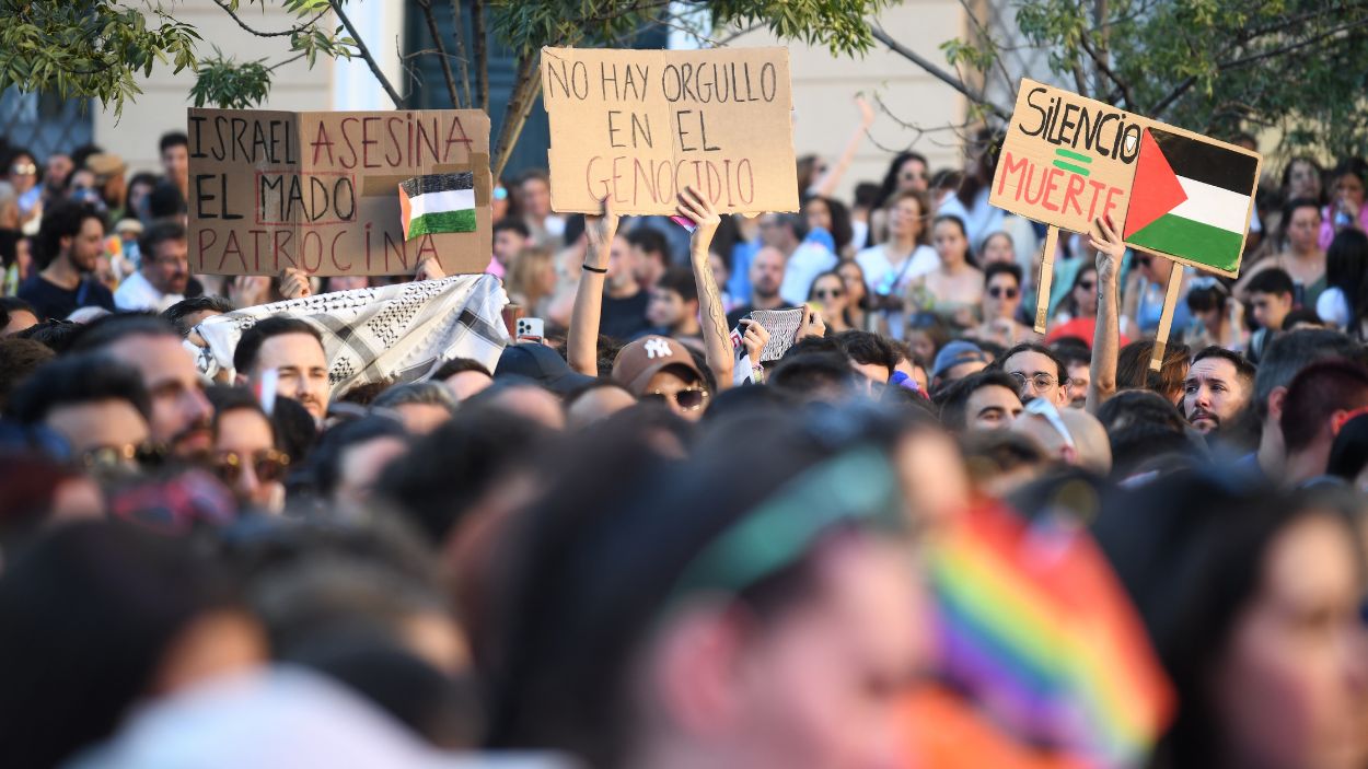 Varias personas se manifiestan a favor de Palestina durante el pregón del Orgullo de Madrid 2024 (MADO 2024), en la Plaza de Pedro Zerolo, a 3 de julio de 2024, en Madrid (España). EP