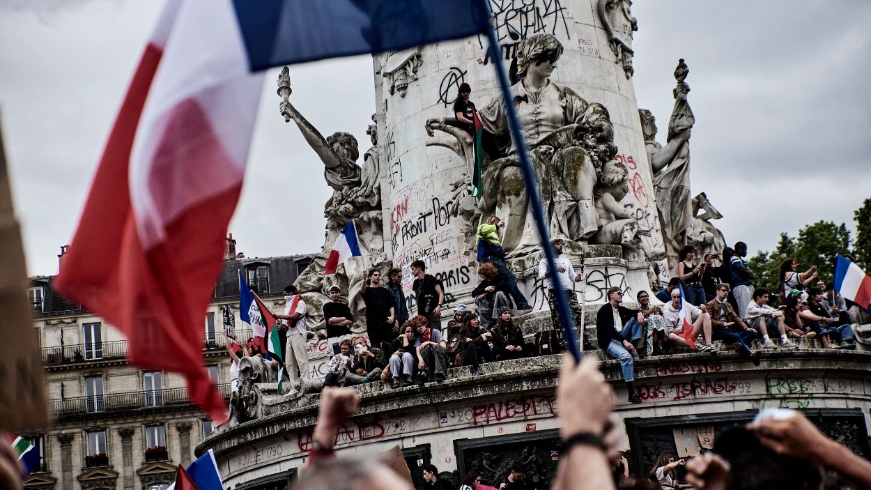 Los primeros sondeos señalan que la izquierda ha conseguido frenar a la ultraderecha en Francia. EP