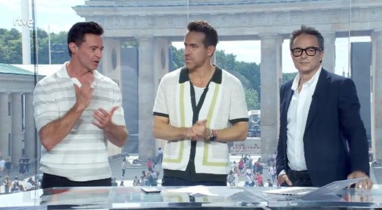 Hugh Jackman, Ryan Reynolds y Marcos López. Twitter Teledeporte.