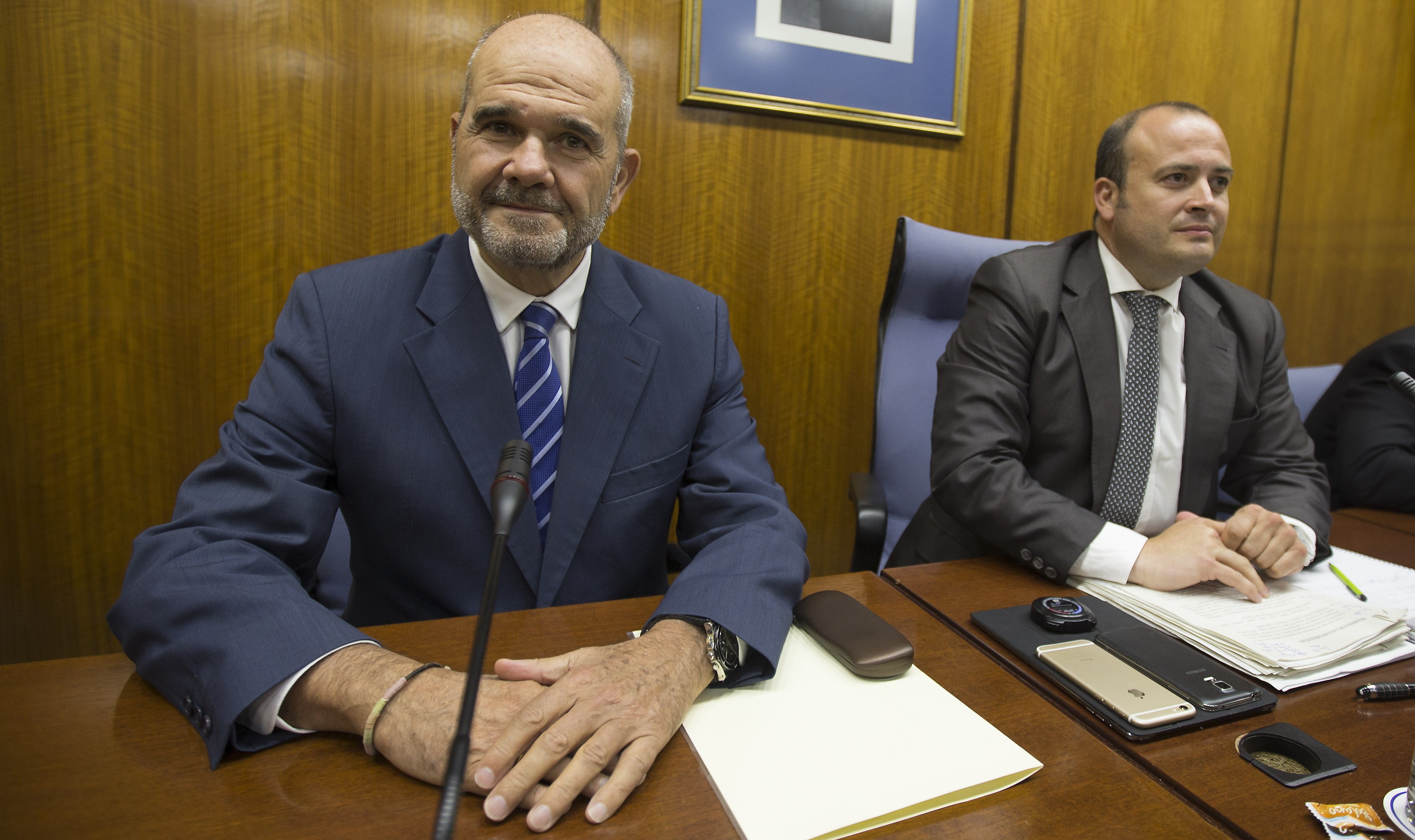 El expresidente de la Junta de Andalucía Manuel Chaves (i) (entre 1990 y 2009), momentos antes de comparecer ante la comisión de investigación del Parlamento andaluz, en Sevilla.