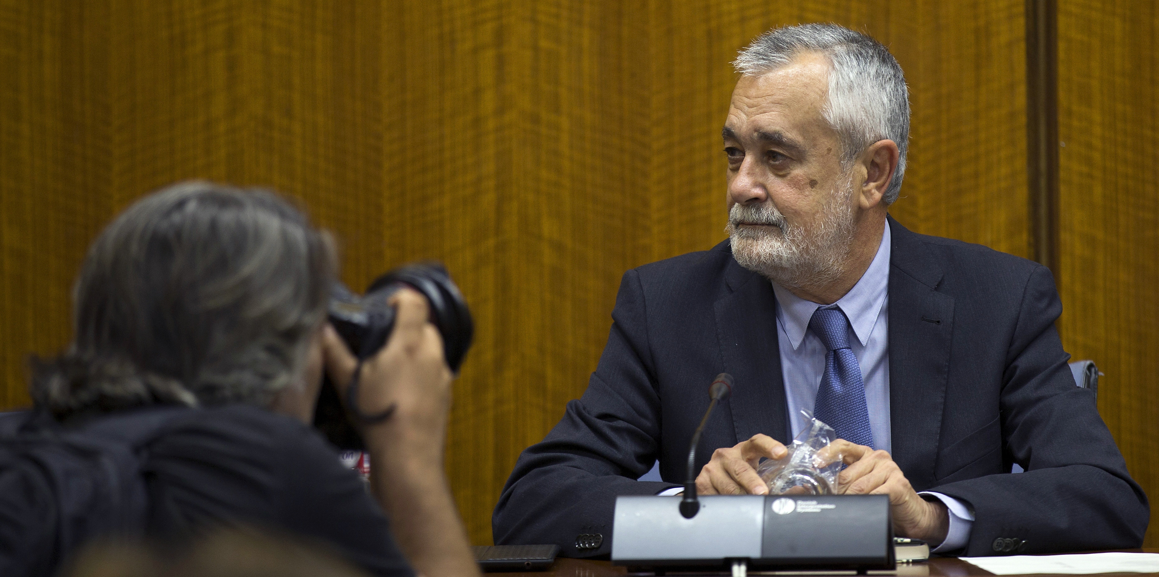 El expresidente de la Junta de Andalucía, José Antonio Griñán, momentos antes de comparecer ante la comisión de investigación del Parlamento andaluz, en Sevilla.