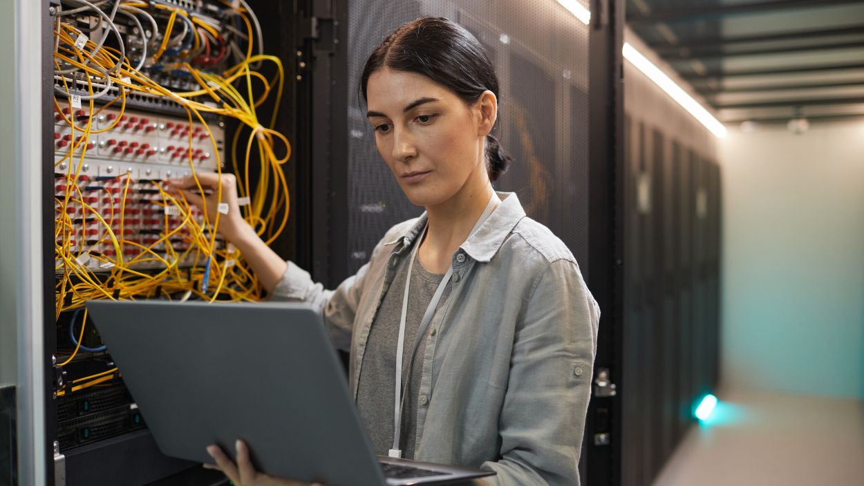 El número de vacantes sin cubrir en el sector tecnológico en el primer trimestre del 2024 se ha aproximado a las 130.000, según el Instituto Nacional de Estadística