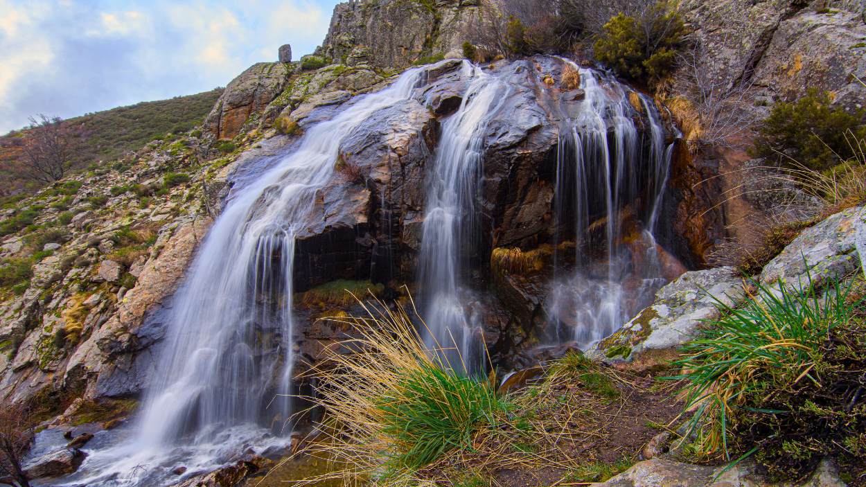 Somosierra, qué ver en el pueblo más frío de Madrid con una impresionante cascada escenario de una batalla decisiva 