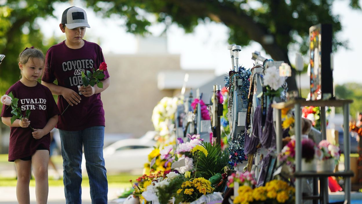 Muchos niños y adolescentes estadounidenses mueren a consecuencia de armas de fuego. En esta imagen de archivo, dos niños homenajean a sus compañeros muertos en una escuela de Texas a consecuencia de un tiroteo