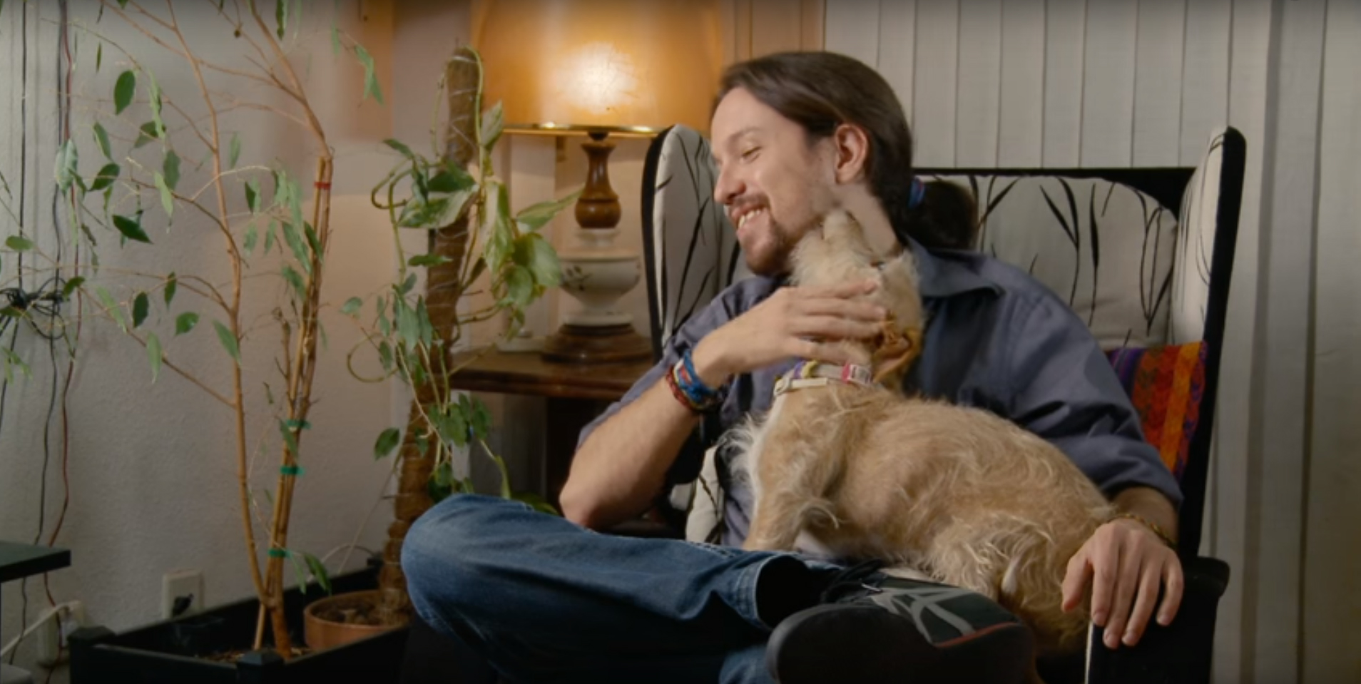 Pablo Iglesias en su casa durante un momento del documental