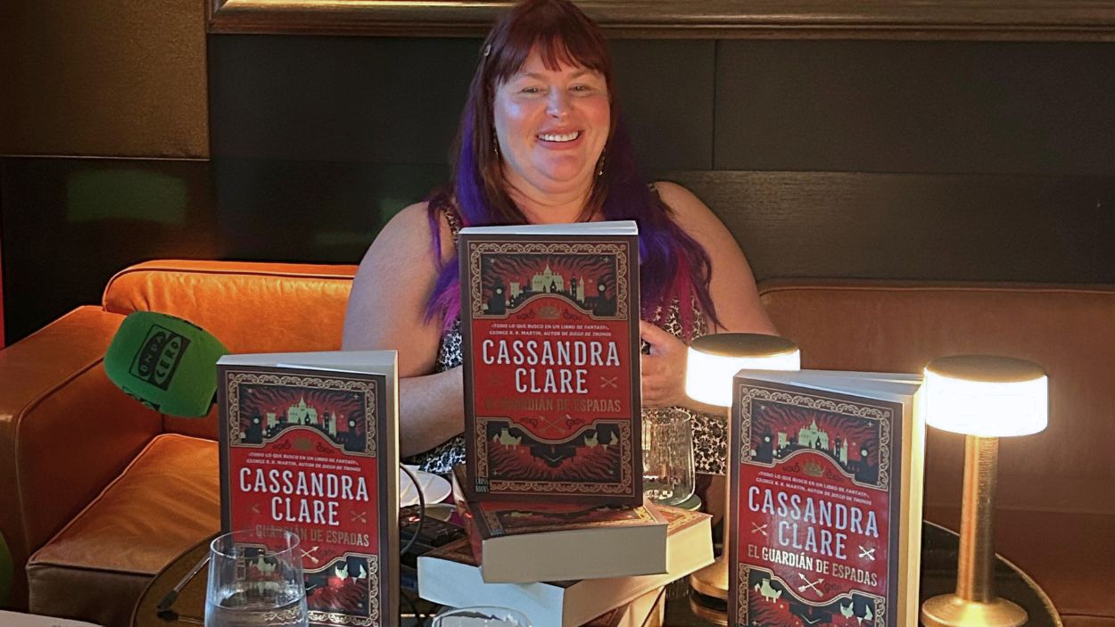 La escritora Cassandra Clare en la presentación de su novela en Madrid. Imagen cedida.