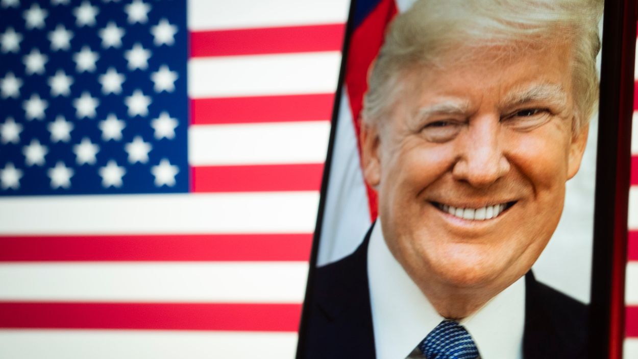 Retrato oficial de la Casa Blanca del ex presidente Donald Trump frente a una bandera estadounidense después de que se intentara asesinarlo en un mitin de campaña para las elecciones presidenciale